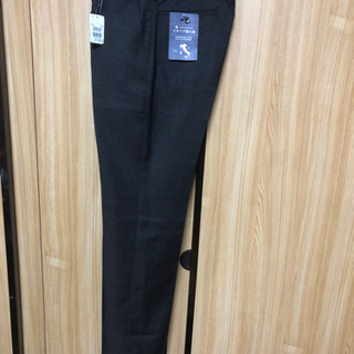 落ち着いた色柄のパンツ