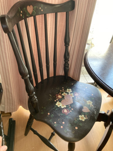 アンティークテーブルとチェア