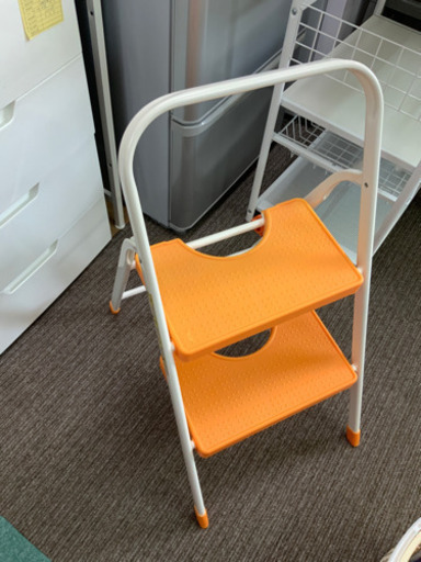 脚立　小さめ　オレンジ　中古です^ - ^