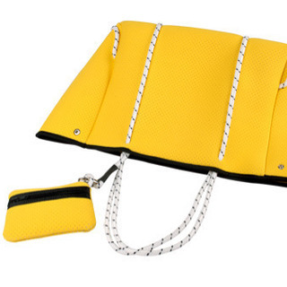 新品！送料無料！おしゃれ トートバック！エコバック！大容量！使いやすいカバン！ウェットスーツ素材の画像