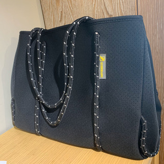 新品！送料無料！おしゃれ トートバック！エコバック！大容量！使いやすいカバン！ウェットスーツ素材の画像