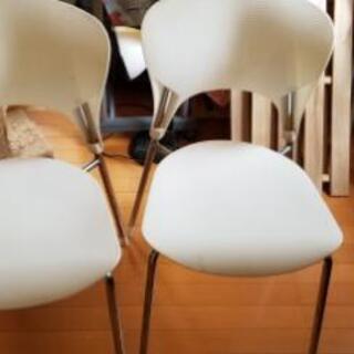 椅子二脚取りに来てくれる方無料でお譲りします。