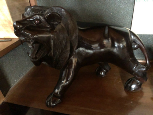 木彫りのライオン