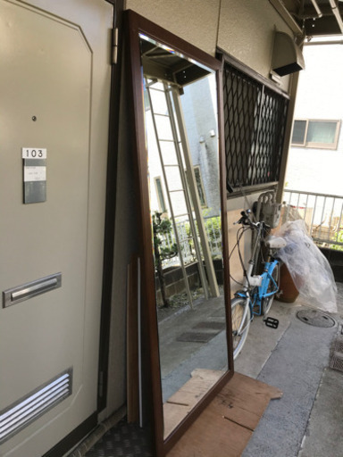 大きめの鏡です