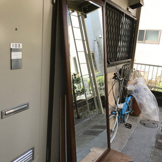 大きめの鏡です