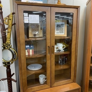 カリモク60】ガラストップキャビネットあります！！