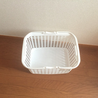 洗濯バスケとニトリの収納ラックの画像