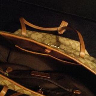 お値下★正規品★定番人気COACHシグネチャートートバック★画像1→1番近いお色★画像5→擦れあり→他は大変綺麗なお品★通勤、通学、A4たっぷり収納OK☺️お安くお譲り致します★の画像