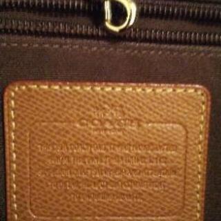 お値下★正規品★定番人気COACHシグネチャートートバック★画像1→1番近いお色★画像5→擦れあり→他は大変綺麗なお品★通勤、通学、A4たっぷり収納OK☺️お安くお譲り致します★の画像