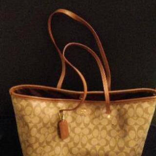 お値下★正規品★定番人気COACHシグネチャートートバック★画像1→1番近いお色★画像5→擦れあり→他は大変綺麗なお品★通勤、通学、A4たっぷり収納OK☺️お安くお譲り致します★の画像