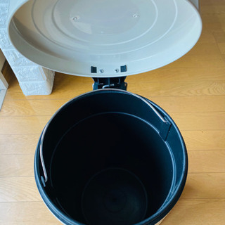 値下げ！【家具】蓋・ペダル付きダストボックスの画像