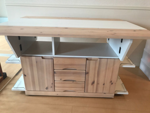 ダイニングテーブルにもなるバタフライ型キッチンカウンター