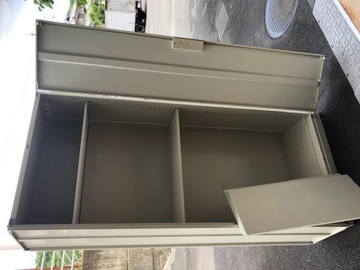 大きな観音開きの（扉付きの）スチール棚　活用されませんか？