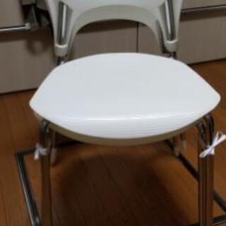椅子二脚取りに来てくれる方無料でお譲りします。の画像