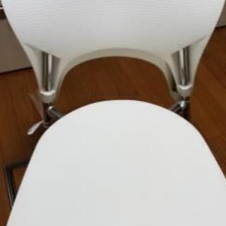 椅子二脚取りに来てくれる方無料でお譲りします。の画像