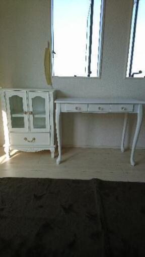 おしゃれな収納棚と机のセット