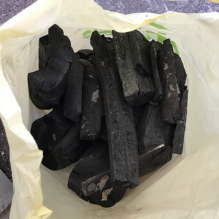 使いかけの炭の画像