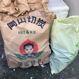 使いかけの炭の画像