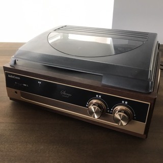アンティーク風のレコードプレーヤー