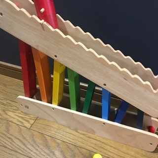 玉を坂道に転がす木製おもちゃの画像