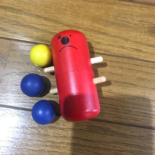 玉を坂道に転がす木製おもちゃの画像