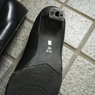 黒パンプス無料23.5センチの画像