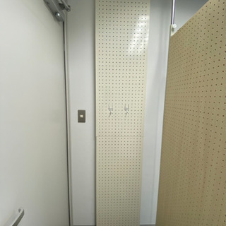 9000円の壁面突っ張りパンチングラック　2019年製