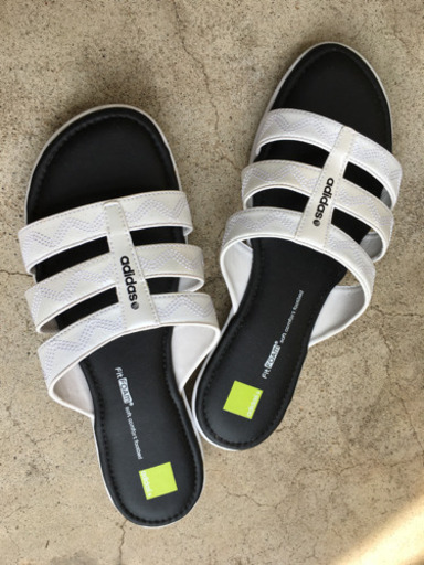 adidas女性用サンダル　売ります