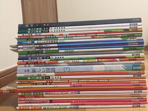 小学校の教科書（1年から6年まで合わせて34冊）