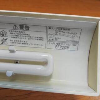 まつエク作業 ネイルテーブルにつけるライトの画像