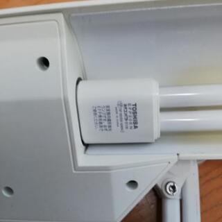 まつエク作業 ネイルテーブルにつけるライトの画像