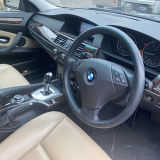 低走行で車内もキレイ☆BMW 5シリーズの画像