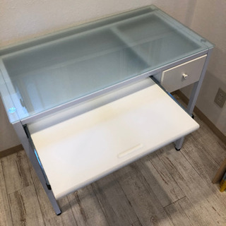 ガラス天板デスクの画像