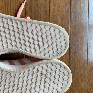 adidas スニーカーの画像