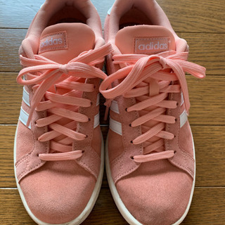 adidas スニーカーの画像