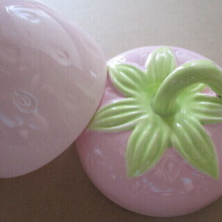 【最終処分】　訳あり　ふた付き　いちご型　容器　食器　調味料入れ　小物入れの画像