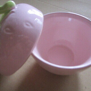 【最終処分】　訳あり　ふた付き　いちご型　容器　食器　調味料入れ　小物入れの画像