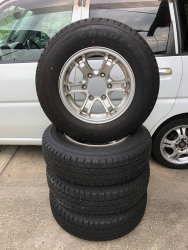 195/80R15 107/105L LT 6穴ホイール付き　極上です