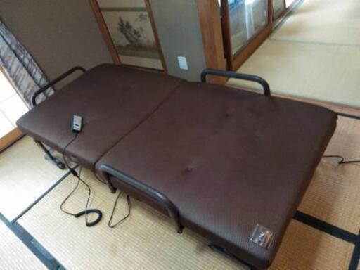 電動リクライニング式折り畳みベッド（キャスター付き）