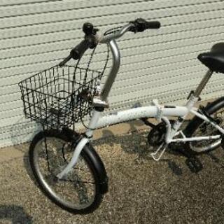 白い折り畳み自転車
