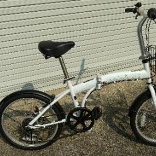 白い折り畳み自転車の画像