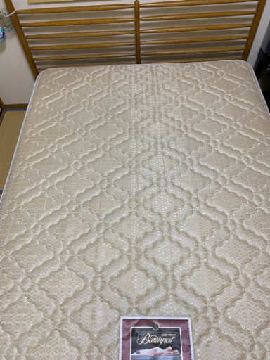 【値下げ中】ベッドフレームとシモンズのマットレス譲ります