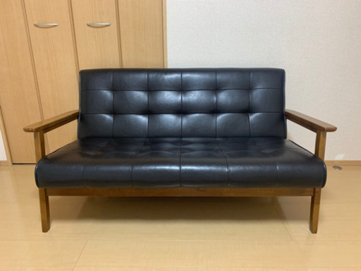 黒の合皮　北欧風木製フレームソファー