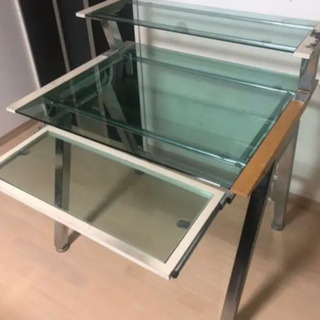 オシャレ ガラスのパソコンデスクの画像