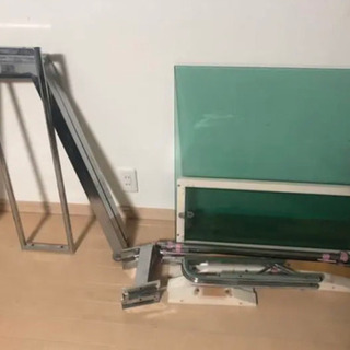 オシャレ ガラスのパソコンデスクの画像