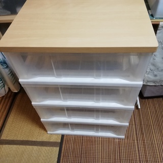 ●美品　4段衣装ケース　透明　軽い　