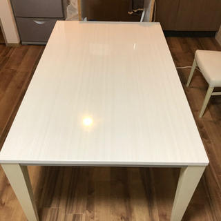 取引中 ダイニングテーブルと椅子4脚セット