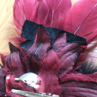 コサージュ　ワインカラー　羽根の画像