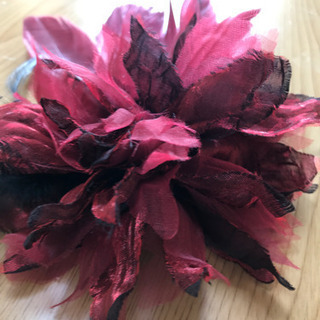 コサージュ　ワインカラー　羽根の画像