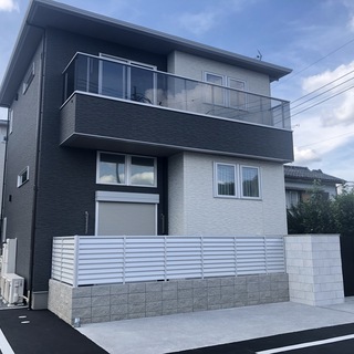 【アイタスカ 部屋番号：202 】ミサワホーム施工の新築物件！大容量収納♪インターネット無料♪ミサワホームで人気の蔵収納の有る家！大容量収納で色々なものが置けます♪広々お風呂や宅配ＢＯＸなど設備充実で住みやすい♪ロフト付き！従来のロフトのような高さではなく使いやすい仕様になっております♪の画像